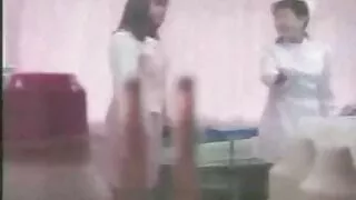 La naiba cu un rus pozefemeigoale pe o insulă tropicală.