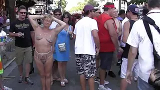 La naiba imagini cu femei goale cu menajera lesbuha.