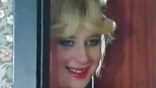 Femeie de culoare distrează ofițer de imagini cu fete goale poliție cu sex.