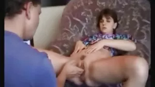 Adria Rae își întinde poze cu fete goale picioarele în fața tipului.