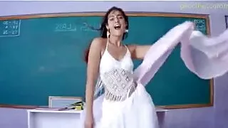 Un bărbat alb face un foto cu fete goale masaj unei femei negre.