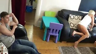 Un bătăuș în vârstă se poze cu femei nud fute cu un informal cu barbă.