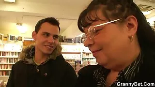 Pantera lustruiește membrul intelectualului cu poze nud cu fete limba pentru a străluci.