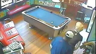 Leila Larocco se fute în spatele magazinului poze cu femei gosle cu un bărbat negru.