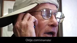 De culoare ia în interiorul ei spermă albă. imagini cu femei goale