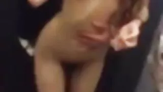Mimosa ia un poze fete golae cocoș negru pe pervazul ferestrei.