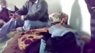 Christiana imagini cu fete goale Chinn își lustruiește gura cu un cocoș.