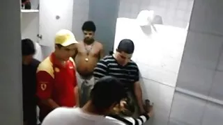 Rile reid reid ia un cocoș poze fete golae în gură.