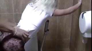 Futut de doi parteneri pe podea. femei goale poze