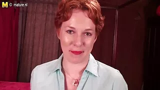 El poze cu femei goale dă o muie și este înlocuit să se fută în bucătărie.