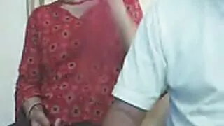 Coada de porc imagini cu fete goale îl înșală pe soț la târg.